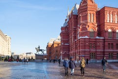 Touristen gehen historisches Museum in Moskau erklären lizenzfreies stockbild Touristen gehen historisches Museum in Moskau erklären lizenzfreies stockbild
