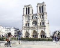 Touristen nähern sich Notre Dame de Paris stockbilder Touristen nähern sich Notre Dame de Paris stockbilder