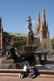 Touristes chez Archibald Fountain avec la cathédrale de St Marys à l'arrière-plan photo stock Touristes chez Archibald Fountain avec la cathédrale de St Marys à l'arrière-plan photo stock