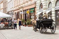Touristes dans un chariot de cheval à Bratislava, Slovaquie Image stock Touristes dans un chariot de cheval à Bratislava, Slovaquie Image stock