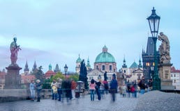 Touristes de croisement à la République Tchèque historique de Charles Bridge Praha /Prague photographie stock libre de droits Touristes de croisement à la République Tchèque historique de Charles Bridge Praha /Prague photographie stock libre de droits