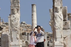 Touristes prenant le selfie à la porte de hercule dans la ville antique d'Ephesus Turquie Photos stock Touristes prenant le selfie à la porte de hercule dans la ville antique d'Ephesus Turquie Photos stock