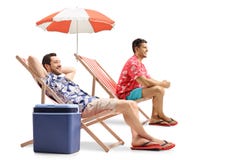 Touristes s'asseyant dans des chaises de plate-forme Photo stock Touristes s'asseyant dans des chaises de plate-forme Photo stock