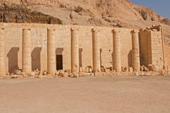 Touristes sur des chameaux dans Egyptqueen de hatshepsut, les ruines du temple images libres de droits Touristes sur des chameaux dans Egyptqueen de hatshepsut, les ruines du temple images libres de droits