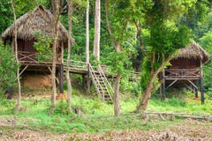 Touristische Hütten auf den Stadtränden des Dschungels nahe Bau Sau Crocodile See in Cat Tien National Park, Vietnam, Asien Lizenzfreie Stockfotos Touristische Hütten auf den Stadtränden des Dschungels nahe Bau Sau Crocodile See in Cat Tien National Park, Vietnam, Asien Lizenzfreie Stockfotos