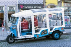 Touristisches Besichtigungstuk-tuk, Porto, Portugal lizenzfreie stockbilder Touristisches Besichtigungstuk-tuk, Porto, Portugal lizenzfreie stockbilder
