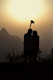 Touristisches Paar nimmt ein selfie bei Sonnenuntergang in den Hügeln stockfotos Touristisches Paar nimmt ein selfie bei Sonnenuntergang in den Hügeln stockfotos