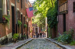 Tourists in Acorn Street, Boston stock photography Tourists in Acorn Street, Boston stock photography