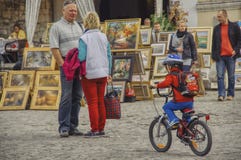 Tourists and trade in paintings in Kazimierz Dolny royalty free stock photos Tourists and trade in paintings in Kazimierz Dolny royalty free stock photos