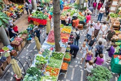 Tourits som besöker grönsakmarknadsMercado DOS Lavradores på Funchal, madeiraö royaltyfri bild Tourits som besöker grönsakmarknadsMercado DOS Lavradores på Funchal, madeiraö royaltyfri bild