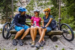Tours de vélo de famille dans les montagnes photographie stock Tours de vélo de famille dans les montagnes photographie stock
