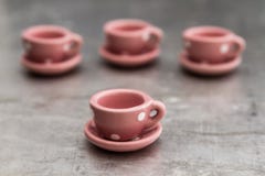 Toy Porcelain Cups e placas cor-de-rosa pequenos com pontos brancos Foto de Stock Royalty Free Toy Porcelain Cups e placas cor-de-rosa pequenos com pontos brancos Foto de Stock Royalty Free
