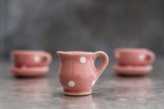 Toy Porcelain Cups e placas cor-de-rosa pequenos com pontos brancos Imagens de Stock Royalty Free Toy Porcelain Cups e placas cor-de-rosa pequenos com pontos brancos Imagens de Stock Royalty Free