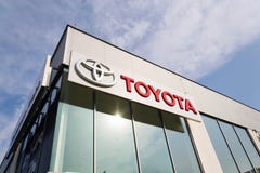 Toyota silnika korporaci logo na przedstawicielstwo handlowe budynku Toyota silnika korporaci logo na przedstawicielstwo handlowe budynku