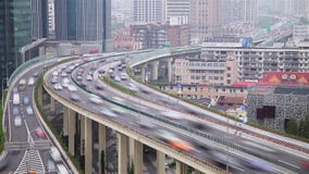 Tr?fico ocupado sobre el paso superior en la ciudad moderna, Shangai, China almacen de metraje de vídeo Tr?fico ocupado sobre el paso superior en la ciudad moderna, Shangai, China almacen de metraje de vídeo