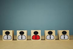 tr?kuber i form av framstickanden och underordnader, personalunderordning p? en bl? bakgrund arkivbilder tr?kuber i form av framstickanden och underordnader, personalunderordning p? en bl? bakgrund arkivbilder