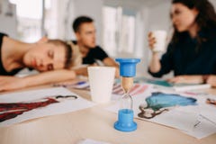 Trabajador joven que duerme durante la reunión de negocios fotos de archivo Trabajador joven que duerme durante la reunión de negocios fotos de archivo