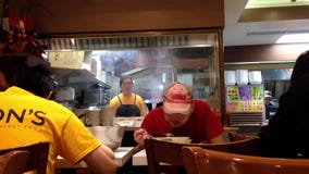 Trabajador que come la comida en el restaurante chino Trabajador que come la comida en el restaurante chino