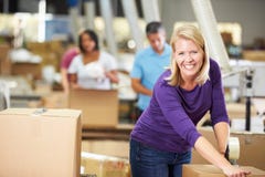 Trabajadores en Warehouse que prepara las mercancías para el envío fotos de archivo Trabajadores en Warehouse que prepara las mercancías para el envío fotos de archivo