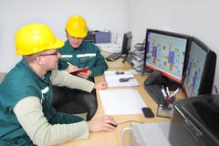 Trabajadores industriales en una sala de mando imágenes de archivo libres de regalías Trabajadores industriales en una sala de mando imágenes de archivo libres de regalías