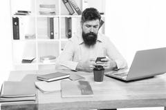 Trabajo de la oficina Trabajo independiente r Empleo moderno E Comercializaci?n social de los media foto de archivo Trabajo de la oficina Trabajo independiente r Empleo moderno E Comercializaci?n social de los media foto de archivo