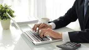 Trabajo en el ordenador portátil almacen de metraje de vídeo Trabajo en el ordenador portátil almacen de metraje de vídeo