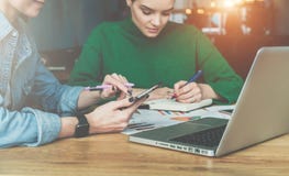 Trabajo en equipo Dos mujeres de negocios jovenes que se sientan en el escritorio en oficina y el trabajo En la tabla son las car fotografía de archivo Trabajo en equipo Dos mujeres de negocios jovenes que se sientan en el escritorio en oficina y el trabajo En la tabla son las car fotografía de archivo