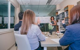 Trabajo en equipo que tiene preguntas al coche femenino después de la reunión de negocios imágenes de archivo libres de regalías Trabajo en equipo que tiene preguntas al coche femenino después de la reunión de negocios imágenes de archivo libres de regalías