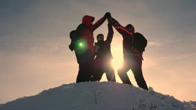 Trabajo en equipo, victoria y éxito del negocio Los viajeros se encontraron encima de ?xito Los turistas vienen al top de la coli metrajes Trabajo en equipo, victoria y éxito del negocio Los viajeros se encontraron encima de ?xito Los turistas vienen al top de la coli metrajes