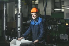 Trabajo en la producción contra un fondo de máquinas del Trabajo en la producción contra un fondo de máquinas del