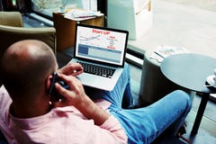 Trabajo ocupado del empresario con los datos de las estadísticas que discuten funcionamiento vía llamada de teléfono móvil foto de archivo Trabajo ocupado del empresario con los datos de las estadísticas que discuten funcionamiento vía llamada de teléfono móvil foto de archivo