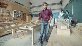 Trabajo profesional, produciendo los productos de madera Trabajo profesional, produciendo los productos de madera