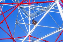 Trabajos de gran altura sobre la torre eléctrica contra el cielo foto de archivo Trabajos de gran altura sobre la torre eléctrica contra el cielo foto de archivo