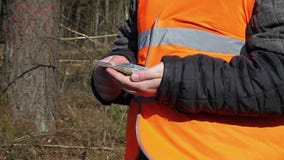 Trabalhador com as euro- cédulas na floresta vídeos de arquivo Trabalhador com as euro- cédulas na floresta vídeos de arquivo