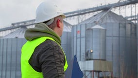Trabalhador com dobrador e telefone celular perto da fábrica vídeos de arquivo Trabalhador com dobrador e telefone celular perto da fábrica vídeos de arquivo