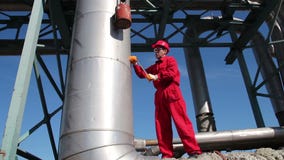Trabalhador da refinaria de petróleo no trabalho vídeos de arquivo Trabalhador da refinaria de petróleo no trabalho vídeos de arquivo
