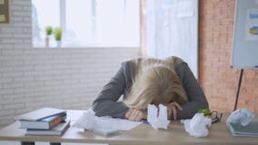 Trabalhador de escrit?rio f?mea furioso irritado que joga o papel amarrotado, tendo a divis?o nervosa no trabalho, gritando na ra video estoque Trabalhador de escrit?rio f?mea furioso irritado que joga o papel amarrotado, tendo a divis?o nervosa no trabalho, gritando na ra video estoque