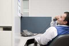 Trabalhador de escritório no telefone imagem de stock Trabalhador de escritório no telefone imagem de stock