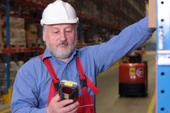 Trabalhador sênior com o leitor de código da barra foto de stock Trabalhador sênior com o leitor de código da barra foto de stock