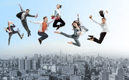 Trabalhadores de escritório ou dançarinos de bailado que saltam acima da cidade foto de stock Trabalhadores de escritório ou dançarinos de bailado que saltam acima da cidade foto de stock