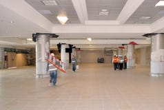 Trabalhadores que carregam materiais de construção em seu espaço de trabalho imagens de stock Trabalhadores que carregam materiais de construção em seu espaço de trabalho imagens de stock