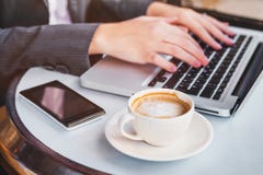 Trabalhando no computador em linha, mulher que verifica o email, depositando imagens de stock royalty free Trabalhando no computador em linha, mulher que verifica o email, depositando imagens de stock royalty free