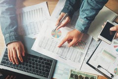 trabalhos de equipa do negócio que verificam o relatório da contabilidade no escritório com o usin foto de stock trabalhos de equipa do negócio que verificam o relatório da contabilidade no escritório com o usin foto de stock