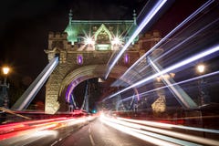 Tracce della luce lungo il ponte della torre a Londra fotografia stock libera da diritti Tracce della luce lungo il ponte della torre a Londra fotografia stock libera da diritti