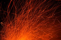 Tracce di scintille dal fuoco alla notte fotografia stock libera da diritti Tracce di scintille dal fuoco alla notte fotografia stock libera da diritti