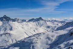 Traces de nuages de soleil de montagne de sommet dans la neige photos stock Traces de nuages de soleil de montagne de sommet dans la neige photos stock