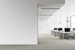 Tracez l'intérieur blanc de bureau, moquerie vers le haut de mur Photo libre de droits Tracez l'intérieur blanc de bureau, moquerie vers le haut de mur Photo libre de droits