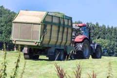 Tracteur de récolte de foin Photo libre de droits Tracteur de récolte de foin Photo libre de droits