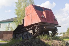 Tracteur TDT-40 de treuil installé comme monument dans Veliky Ustyug, région de Vologda, Russie photographie stock libre de droits Tracteur TDT-40 de treuil installé comme monument dans Veliky Ustyug, région de Vologda, Russie photographie stock libre de droits