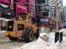 Tractor de la retirada de la nieve en Times Square en nieve en invierno foto de archivo Tractor de la retirada de la nieve en Times Square en nieve en invierno foto de archivo
